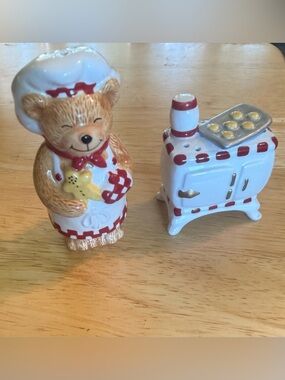 Vintage Avon Ceramic Bear Chef Andre & his oven Salt & Pepper Shakers EUC